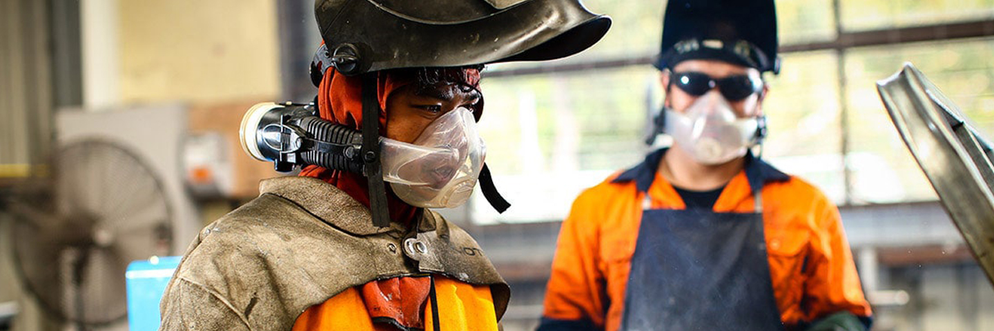 Arbeiter mit Atemschutzgeräten