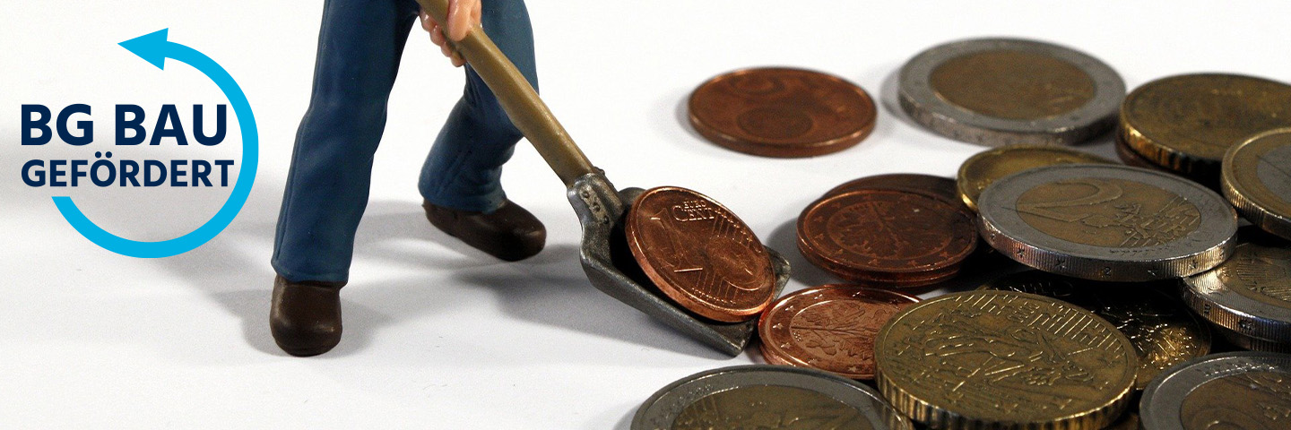 Miniaturfigur schaufelt Münzen