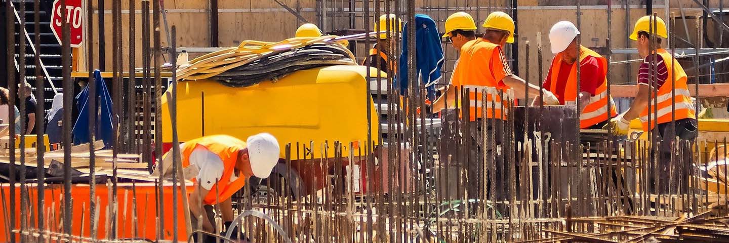 Bauarbeiter in Warnschutzkleidung