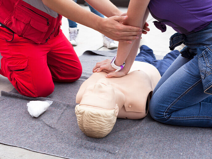 Herzdruckmassage beim Erste-Hilfe-Kurs